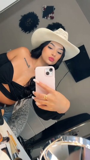 Leslie Emma Photo #6