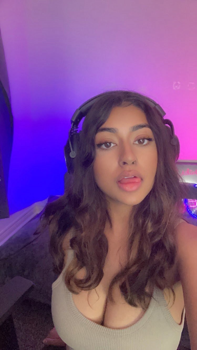 Yasminewithaz Photo #10