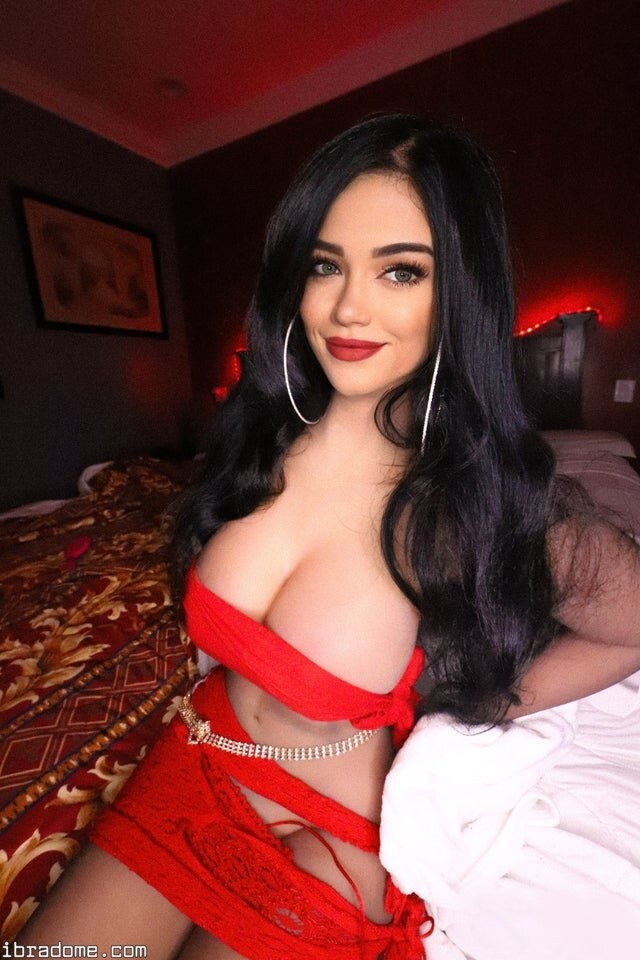 Lisu Banks Photo #13