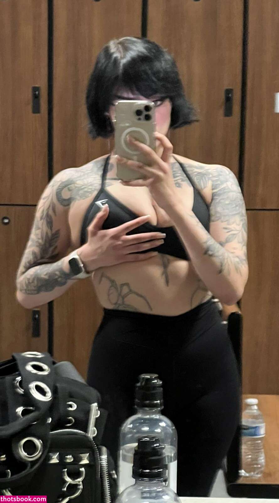 Redroomromance Photo #2