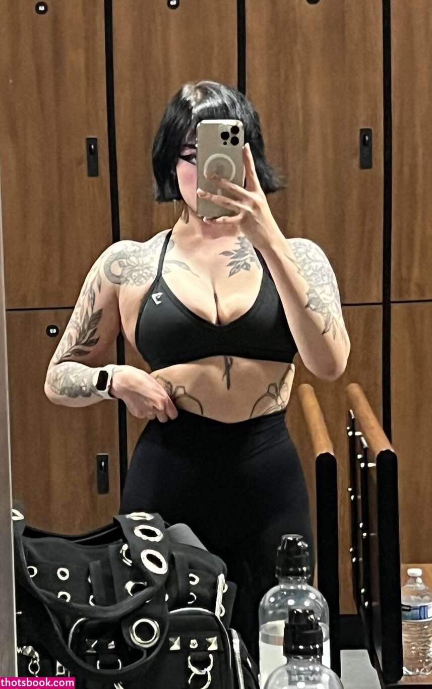 Redroomromance Photo #5