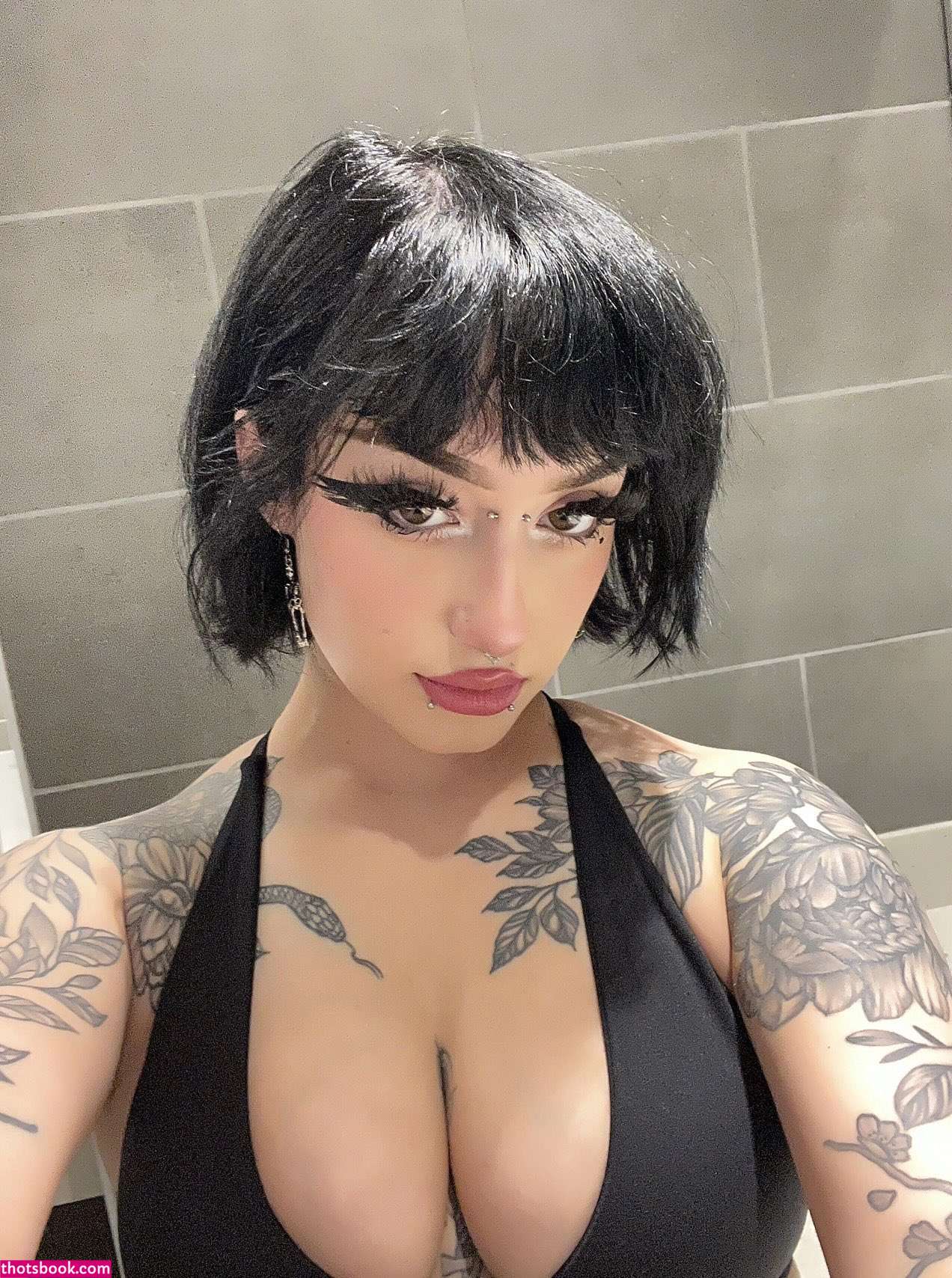 Redroomromance Photo #10