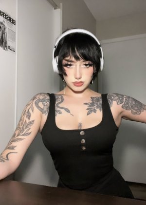 Redroomromance Photo #15