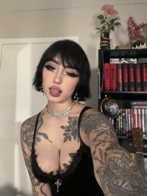 Redroomromance Photo #16