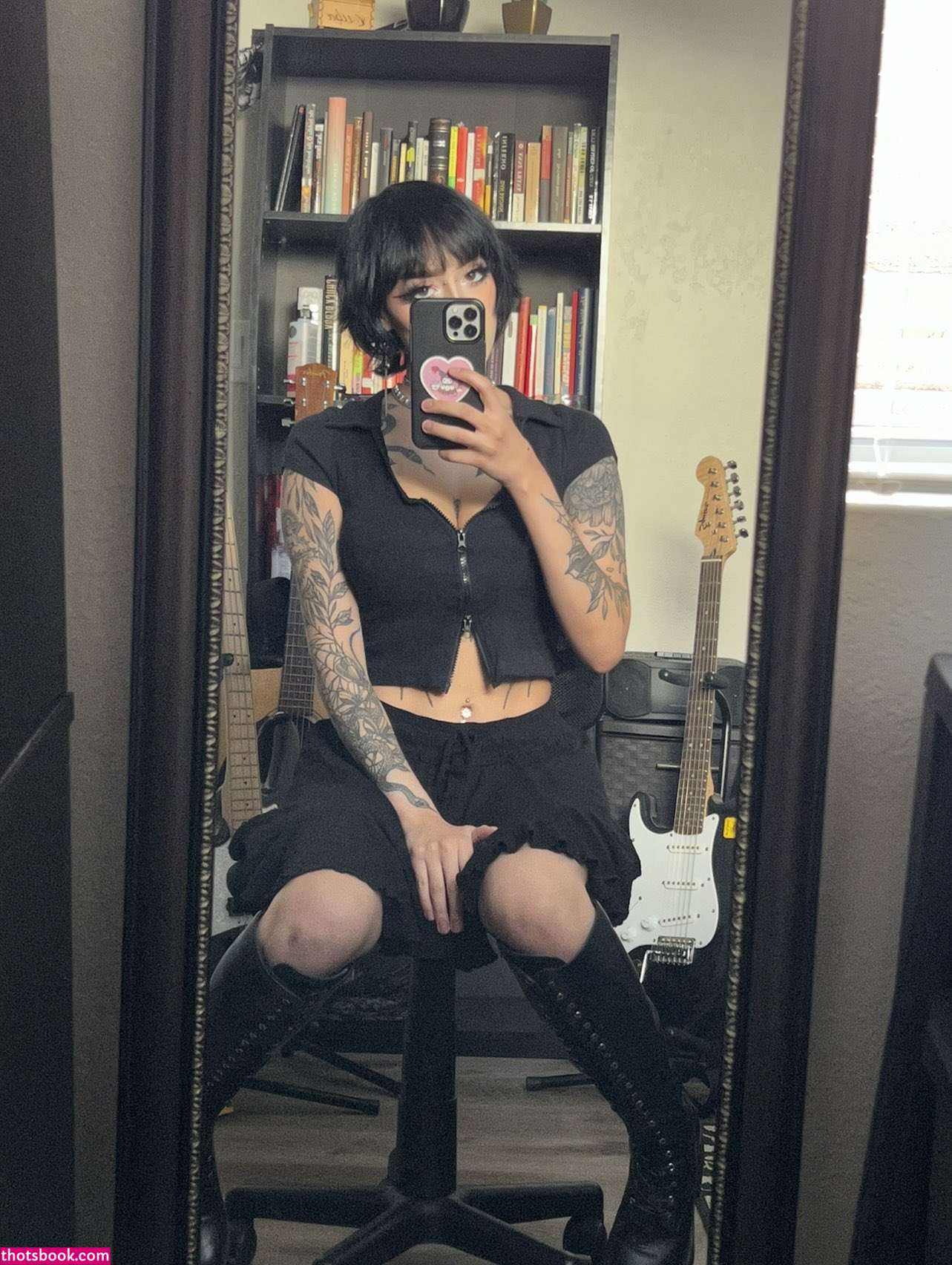 Redroomromance Photo #26