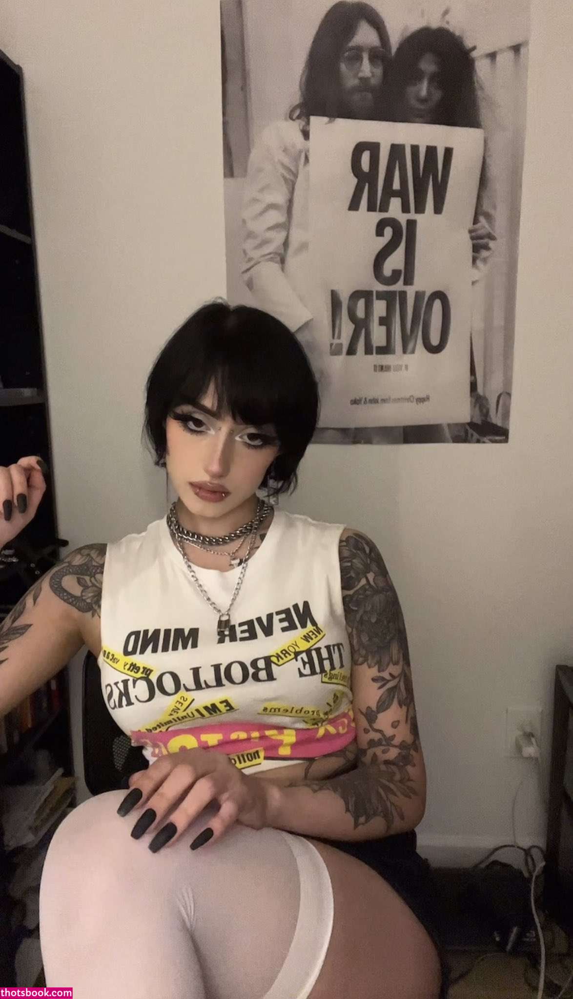 Redroomromance Photo #27