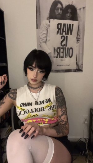 Redroomromance Photo #27