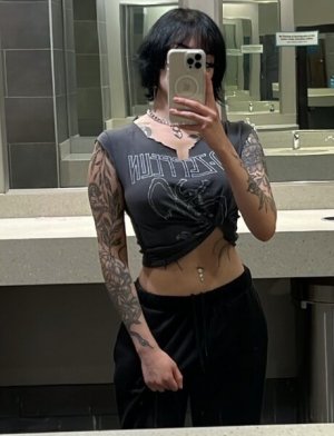 Redroomromance Photo #29