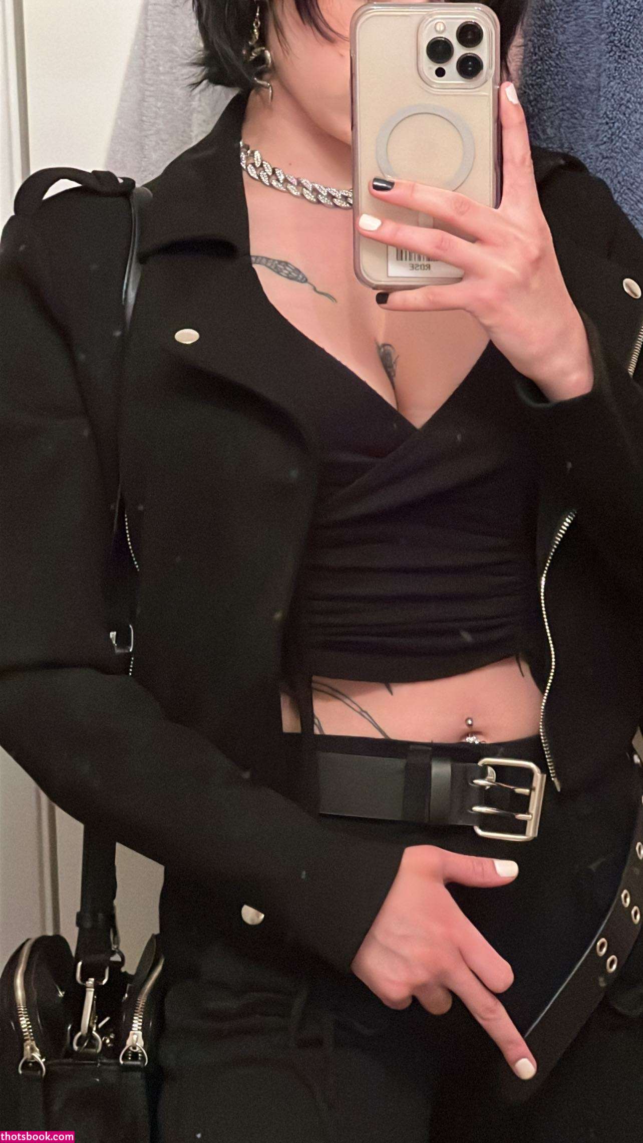 Redroomromance Photo #33