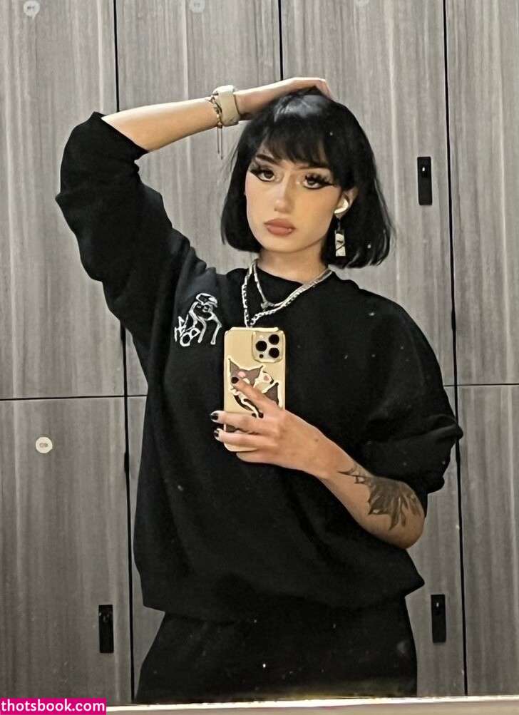 Redroomromance Photo #35