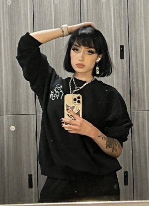 Redroomromance Photo #35