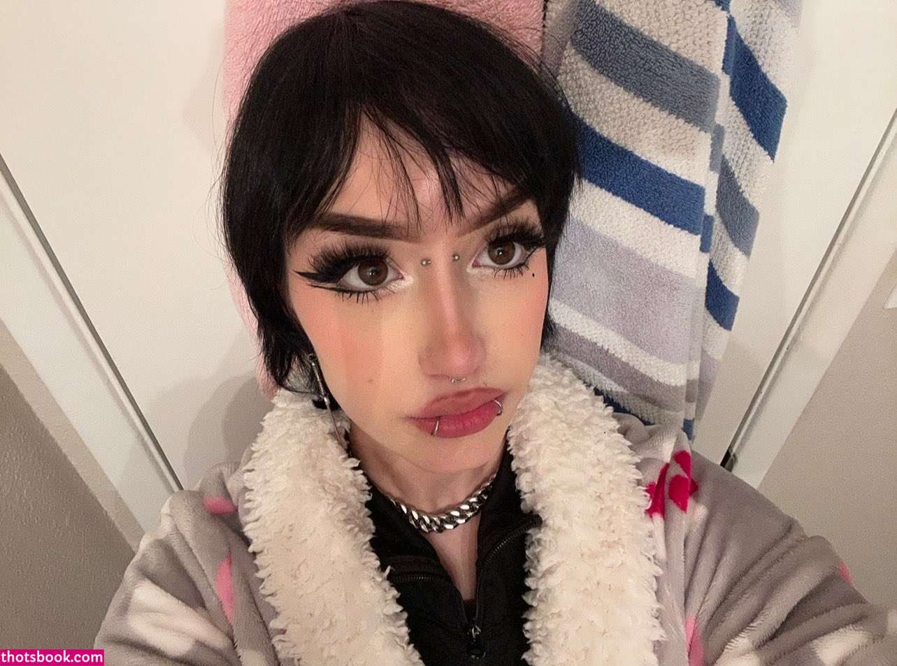 Redroomromance Photo #36