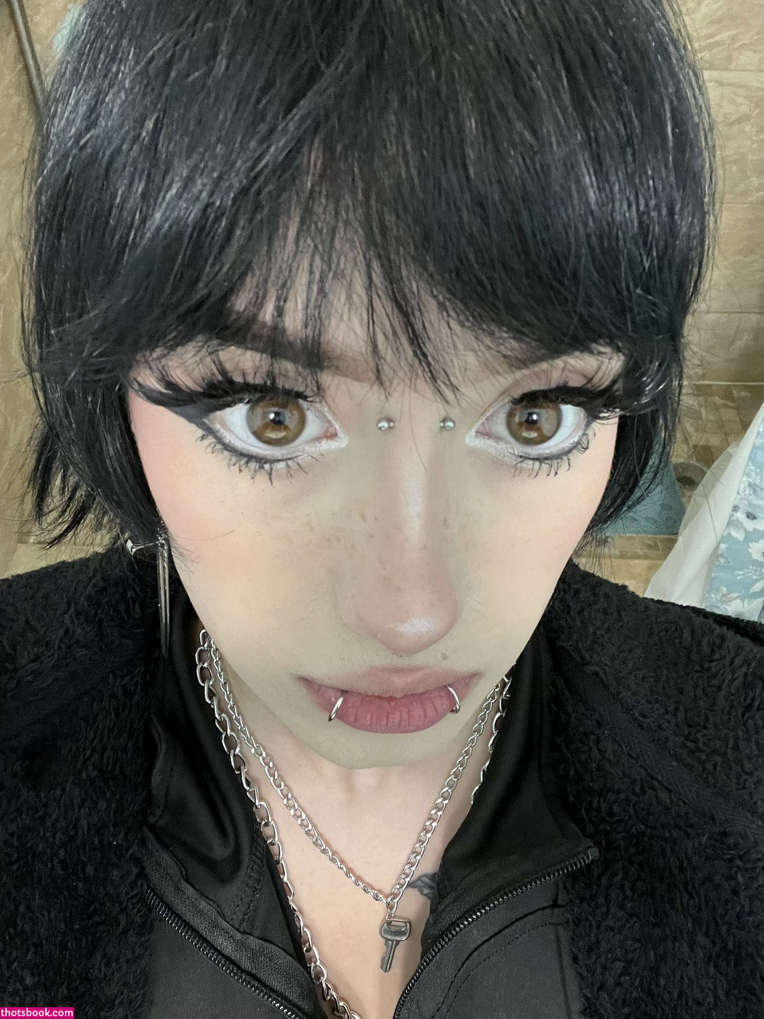 Redroomromance Photo #39