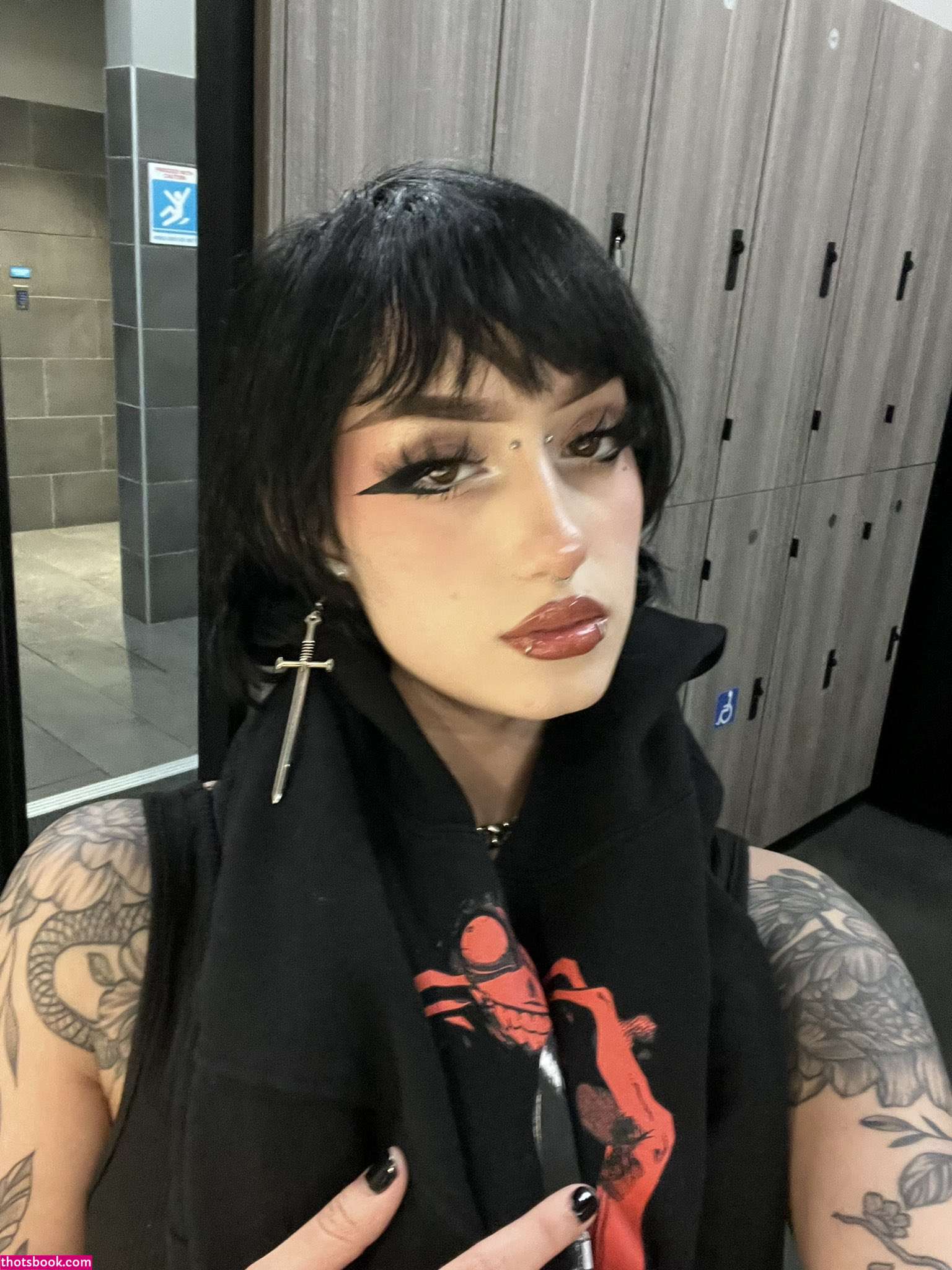 Redroomromance Photo #40