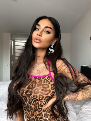 Elizabeth Definhy Photo #48