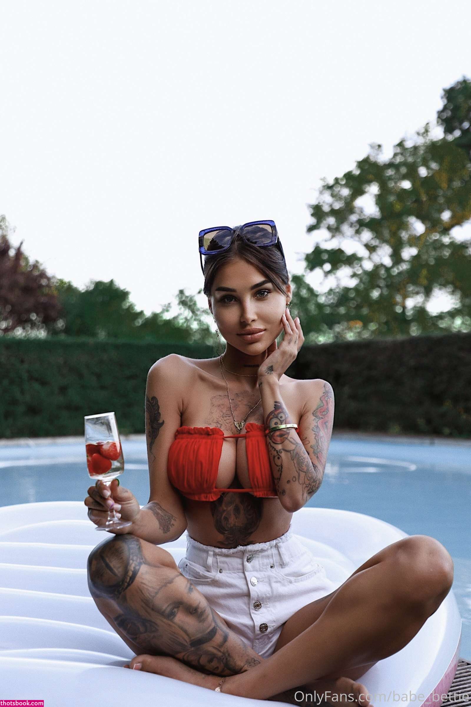 Elizabeth Definhy Photo #56