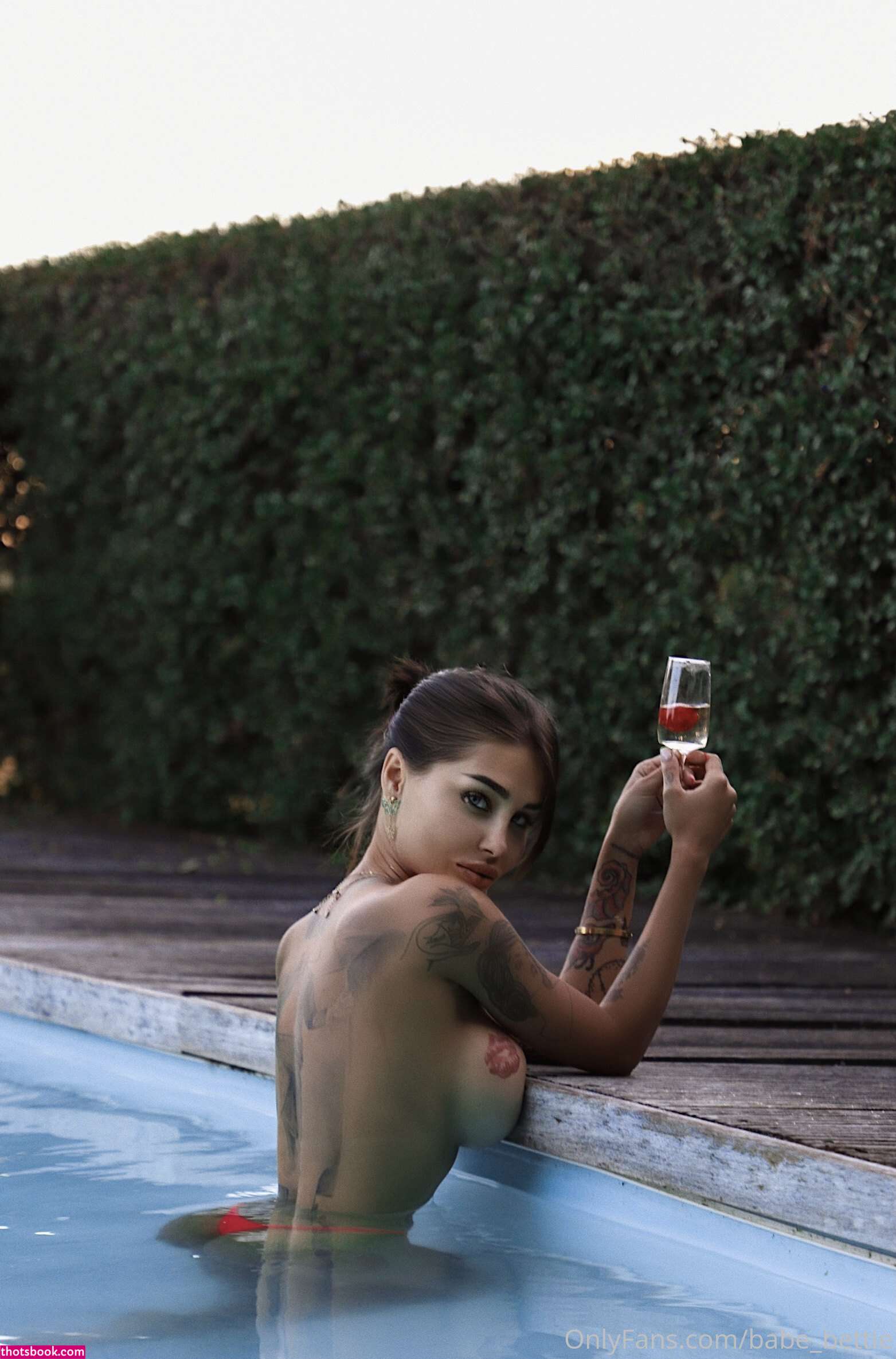 Elizabeth Definhy Photo #57