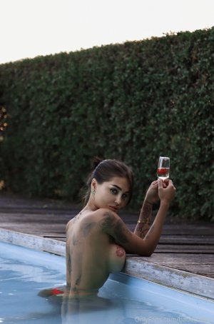 Elizabeth Definhy Photo #57