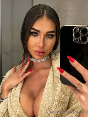 Elizabeth Definhy Photo #64