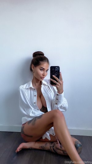 Elizabeth Definhy Photo #87