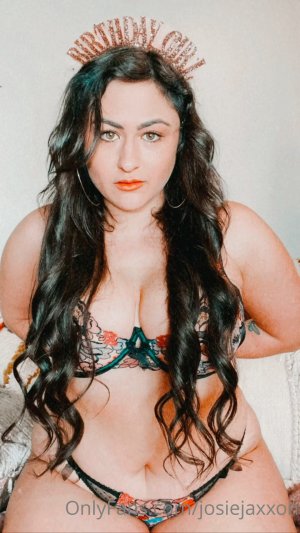 Josiejaxxonhotwife Video #98