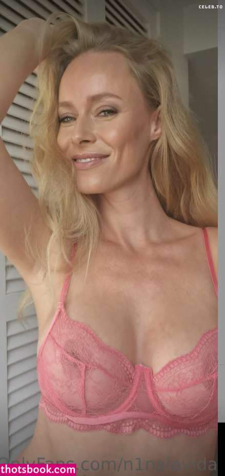 Nina Thomas Photo #19