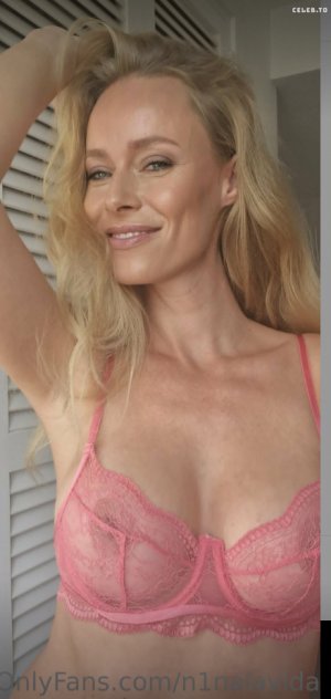 Nina Thomas Photo #19