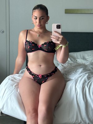 Emely Hernandez Photo #6