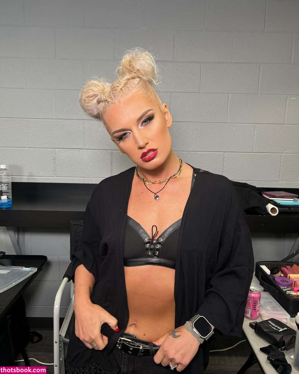Toni Storm Photo #6