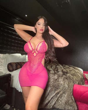 Elizabeth Georgina Photo #4