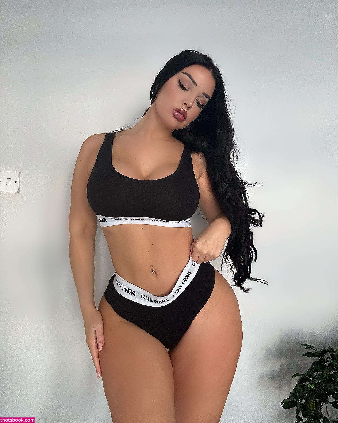 Elizabeth Georgina Photo #21