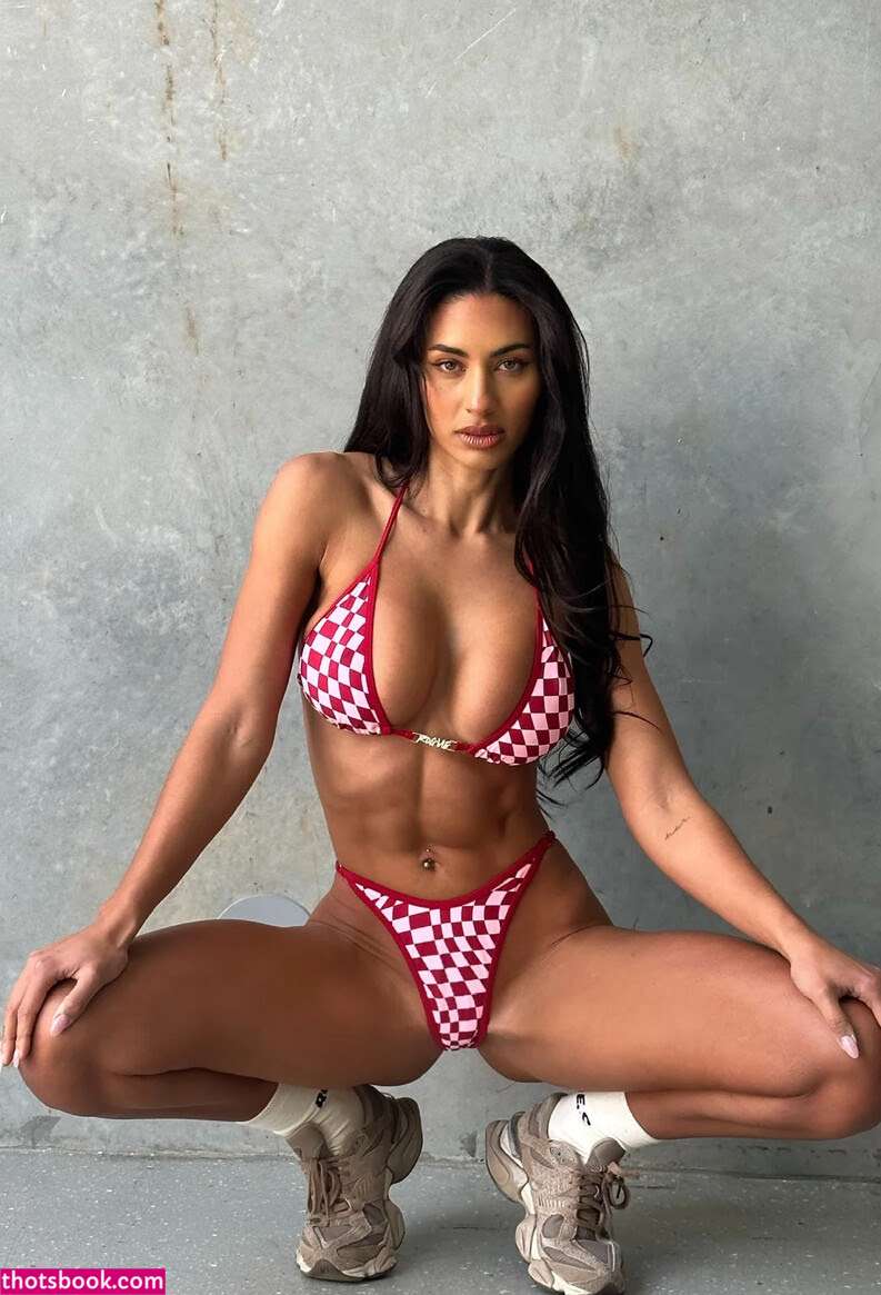 Phoebe Thompson Photo #72