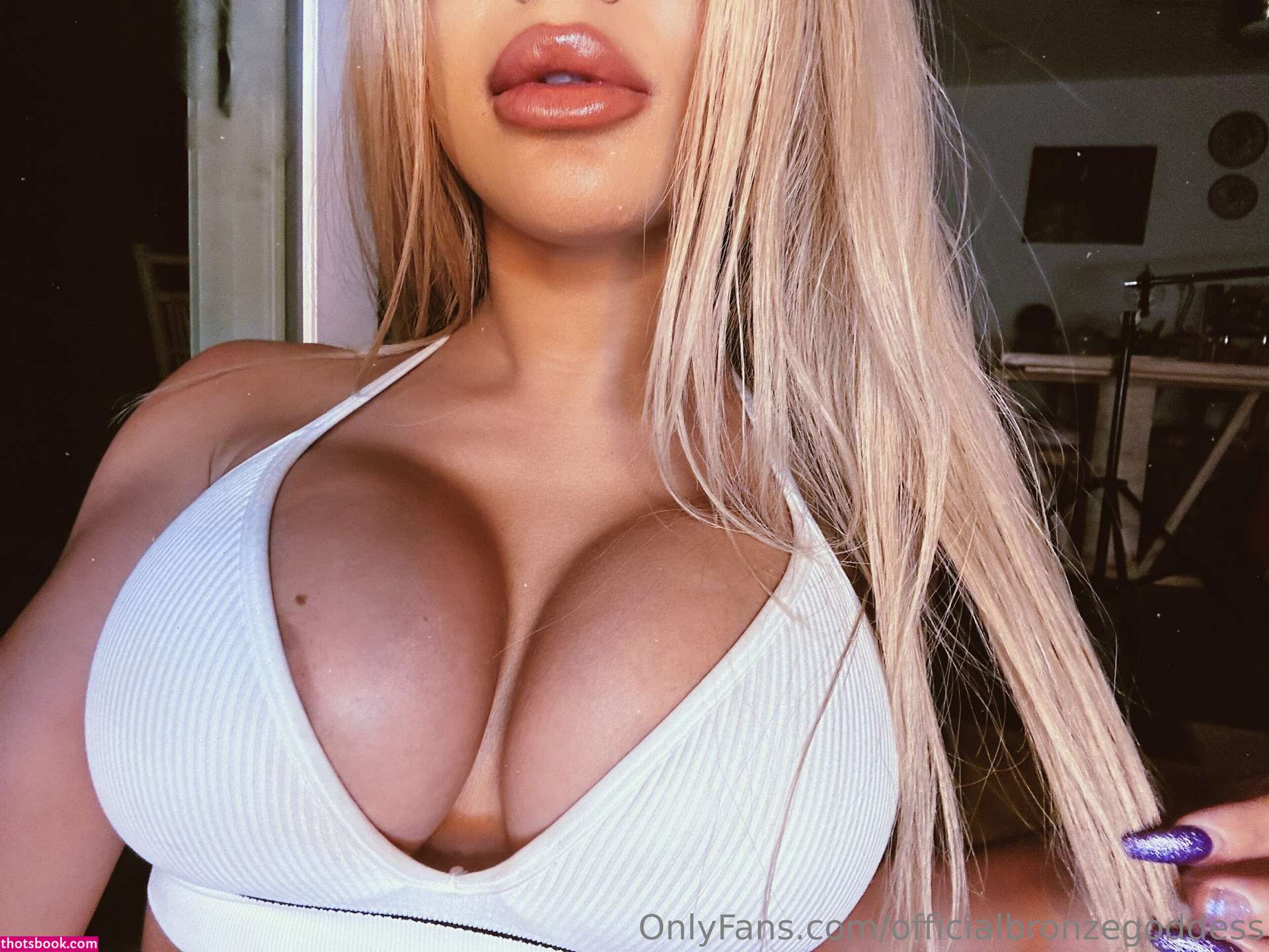 Bronze Goddess Photo #127