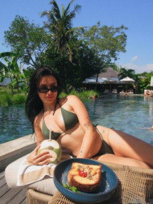 Saffron Sharpe Photo #6