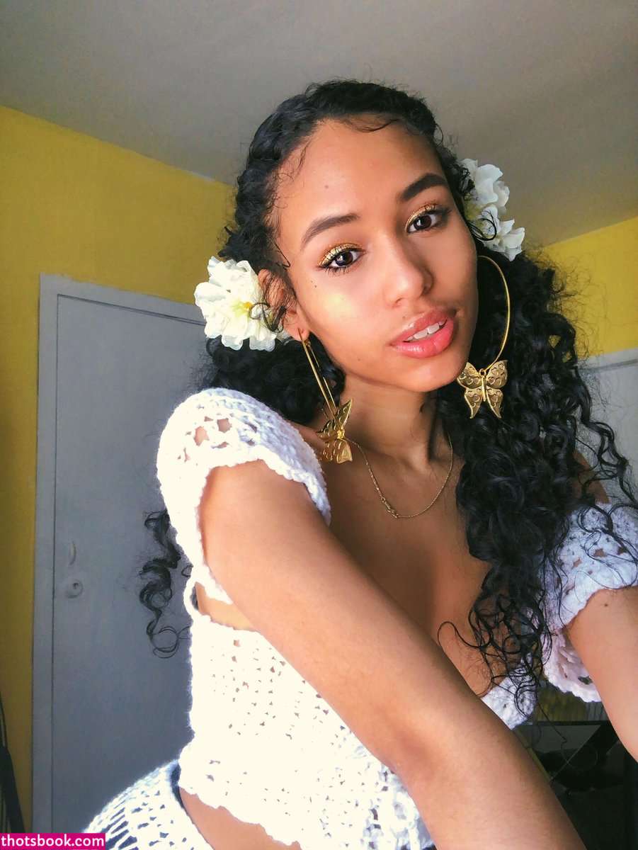 Genesis Vega Photo #9