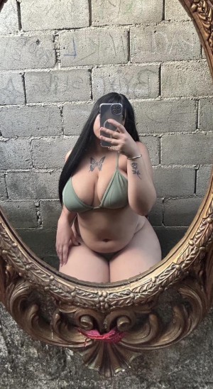 Elizabeth Nazariego Photo #10