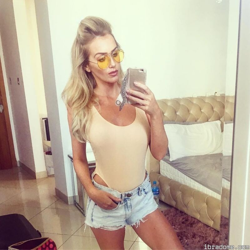 Laura Anderson Photo #33