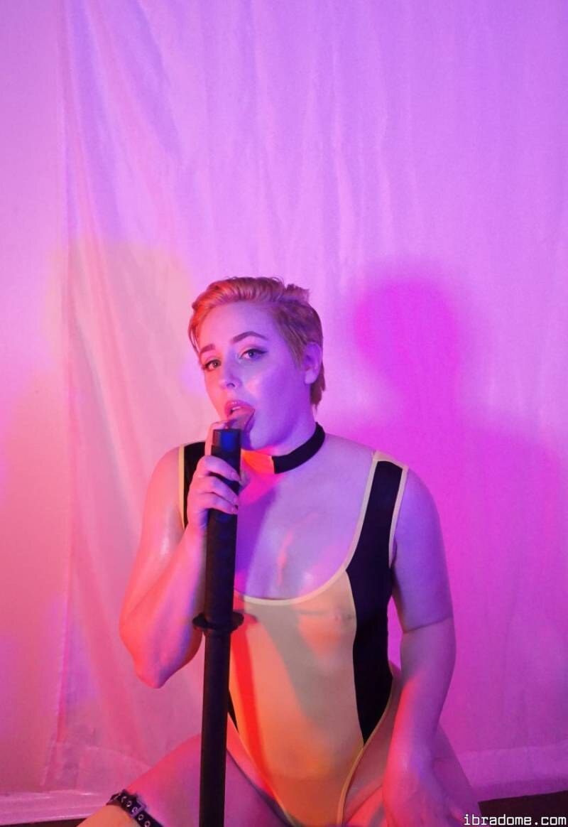 Anya Braddock Photo #7