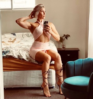 Squatsn Curves Photo #26