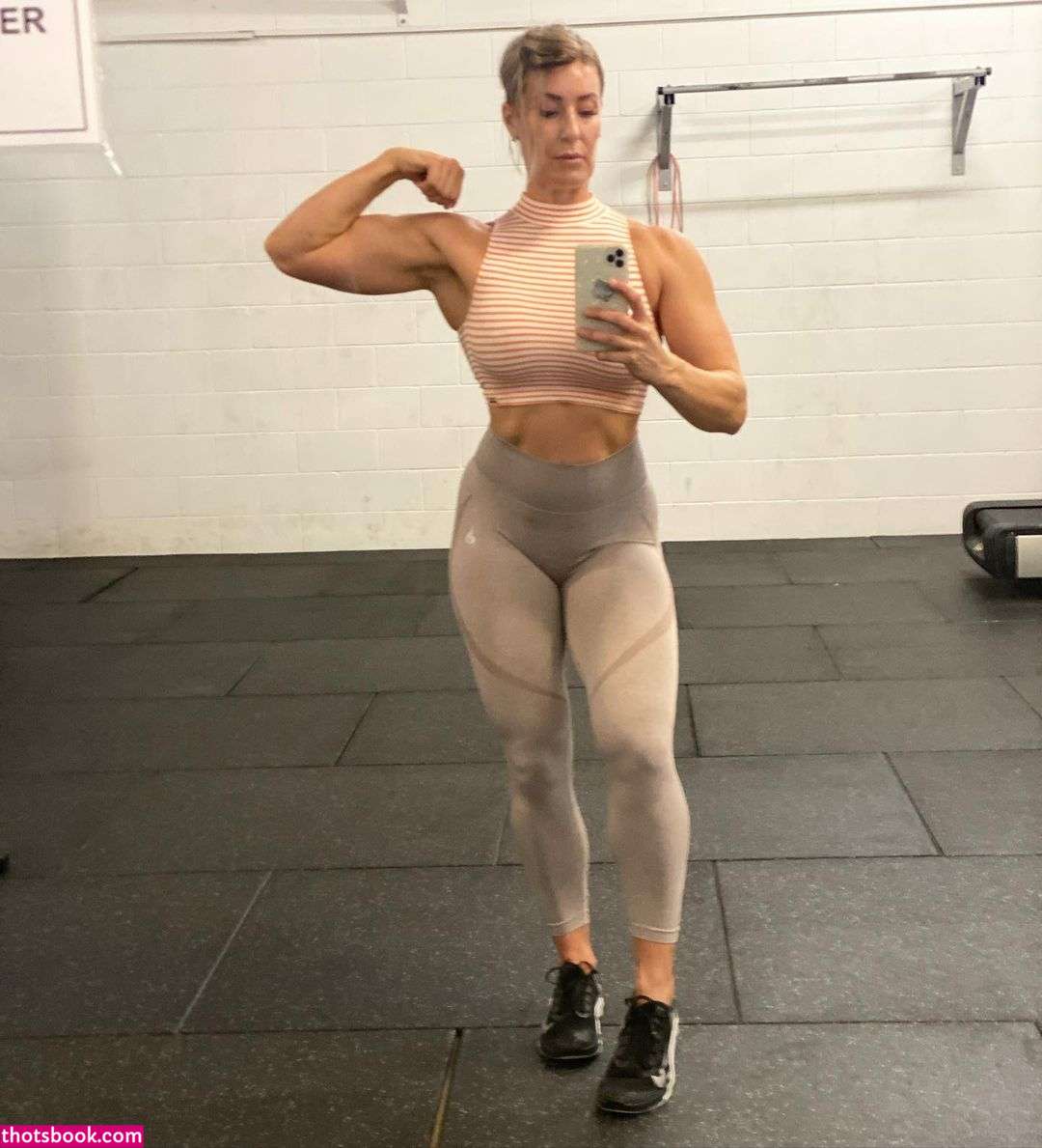 Squatsn Curves Photo #103