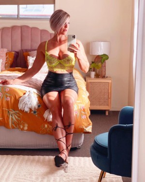 Squatsn Curves Photo #119