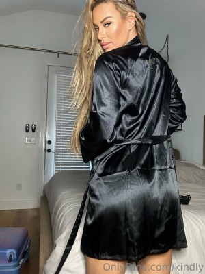 Kindly Myers Photo #345