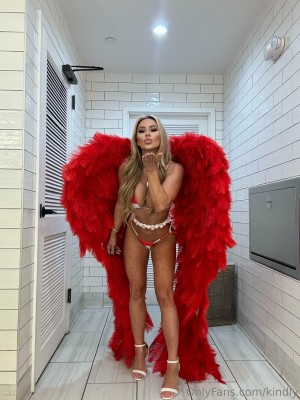 Kindly Myers Photo #435