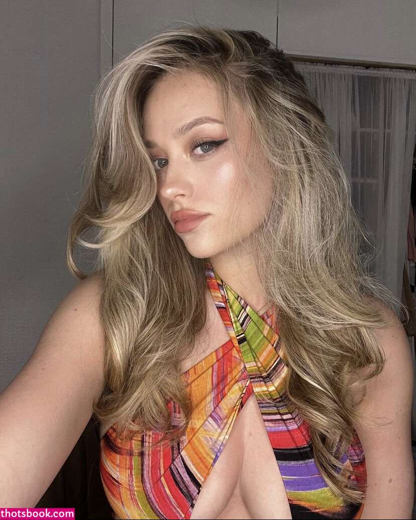 Abby Huxley Photo #9