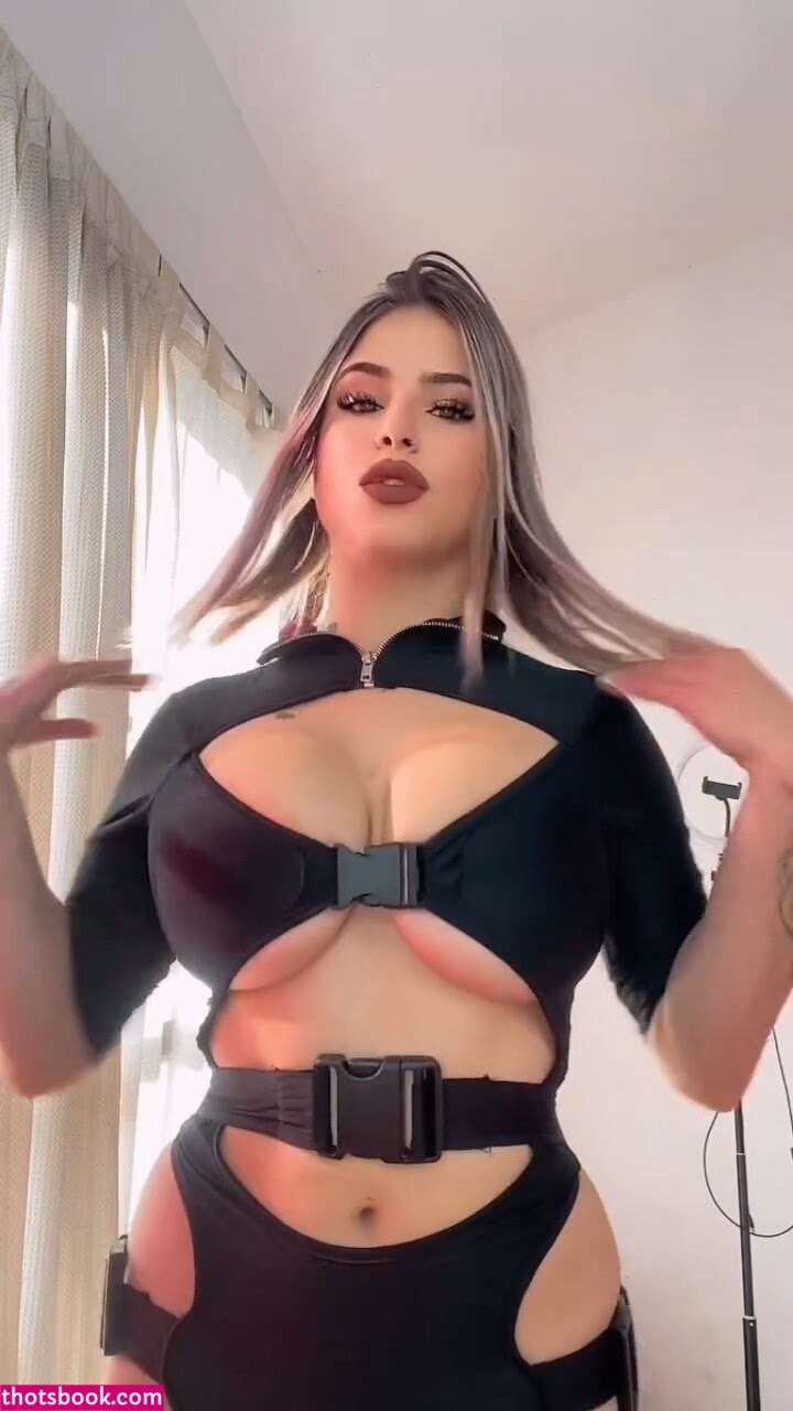 Abril Perez Photo #7