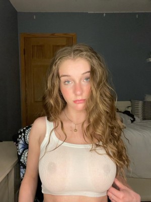 Amelia Adams Photo #7