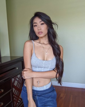 Elizabeth Tran Photo #20