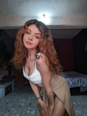 Chloe Lockley Photo #7