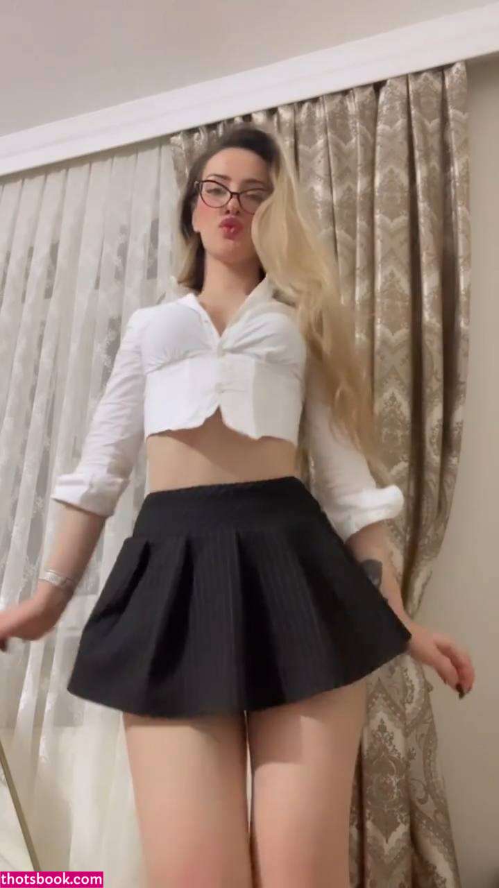 Oznur Guven Photo #6