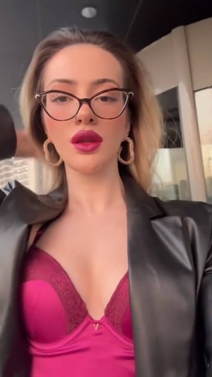 Oznur Guven Photo #14